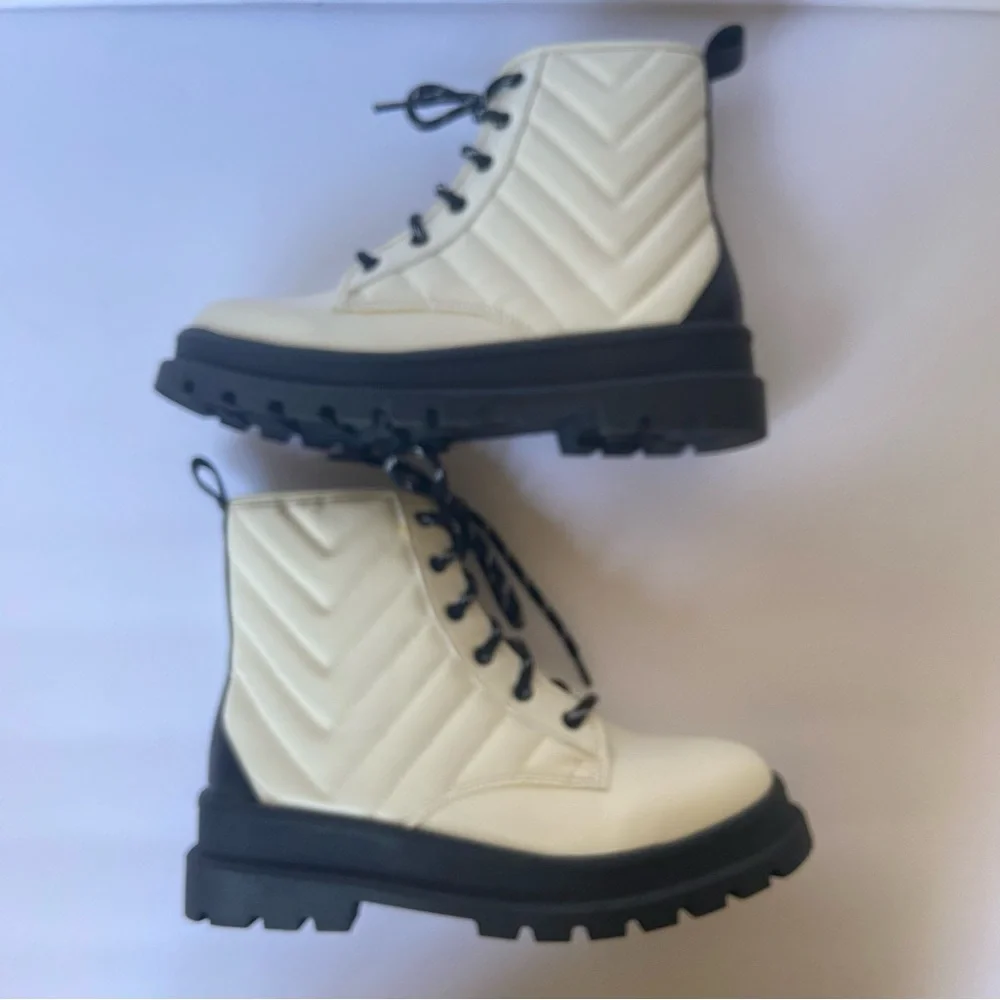 New Wonder Nation Quilted Combat Boots Kids Size 2 Ivory color